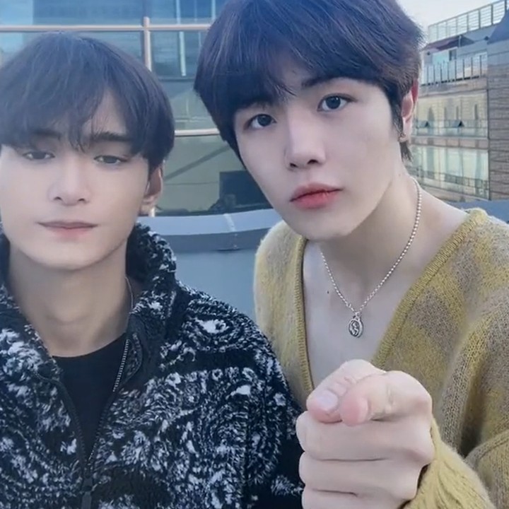 <p>Tak hanya itu, Zayyan juga hobi mengunggah konten iseng dengan memakai lagu-lagu viral Indonesia. Seperti ketika melakukan <em>dance challenge Tiba-tiba</em> yang dipopulerkan oleh Quinn Salman. (Foto: Instagram @ocjnewbies)</p>