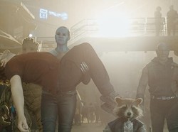 Rahasia Adegan Karen Gillan Gendong Chris Pratt di Trailer GOTG Vol 3