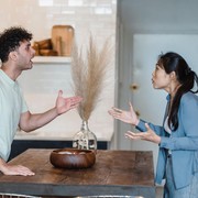 Jangan Mencoba Mendikte Pasangan dengan Kata 