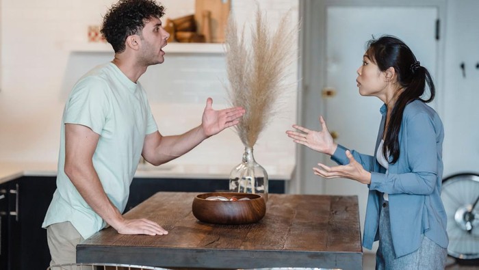 Jangan Mencoba Mendikte Pasangan dengan Kata 