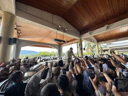 Teriakan Presiden Sambut Prabowo saat Tiba di Bandara Sumbar