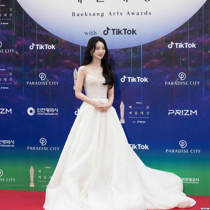 <p>Dalam unggahannya itu, Lim Ji Yeon tampak tampil anggun mengenakan gaun krem yang sangat indah saat melewati <em>red carpet.</em> Parasnya yang begitu menawan pun menarik perhatian publik. (Foto: Instagram@limjjy2)</p>
