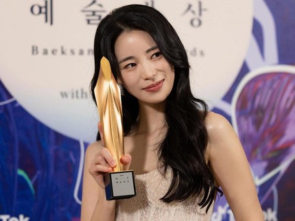 7 Potret Lim Ji Yeon Ucapkan Terima Kasih untuk Song Hye Kyo usai Menang di Baeksang Arts Awards 2023