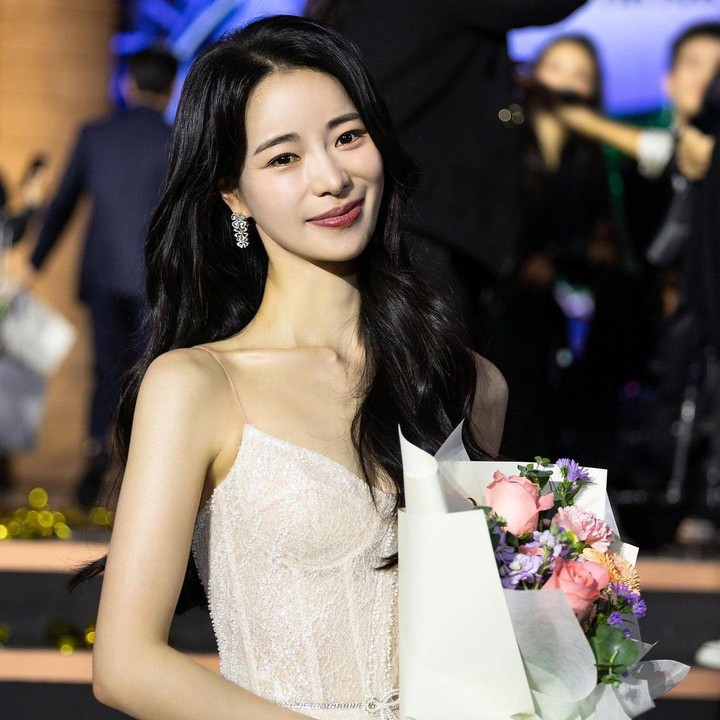 <p>Ketika mengambil penghargaan tersebut, tampaknya Lim Ji Yeon tak bisa menyembunyikan rasa senangnya, Bunda. Dia menyampaikan pidato singkat untuk mengucapkan terima kasih kepada orang-orang sekitar yang telah mendukungnya sampai saat ini. (Foto: Instagram@limjjy2)</p>