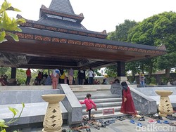 Wisata Makam Bung Karno Blitar Dipadati Pengunjung Saat Lebaran Ketupat