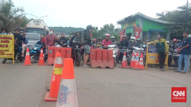 kunjungan ke Pantai Anyer dan Carita Terhambat Akibat Kemacetan Parah, Pengunjung Tertahan Berjam-jam