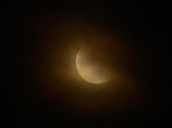 3 Versi Cerita Buto Melahap Bulan di Balik Fenomena Gerhana