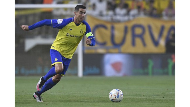 Cristiano Ronaldo tertangkap kamera marah-marah saat diajak berfoto ofisial lawan usai Al Nassr ditahan Al Khaleej 1-1 pada pekan ke-26 Liga Arab Saudi.