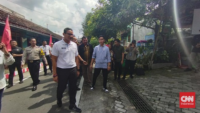 Politikus PDIP FX Rudy memuji Sandi sebagai sosok yang gaul dan ramah. Ia mengaku senang dengan kehadiran Sandi di rumahnya.
