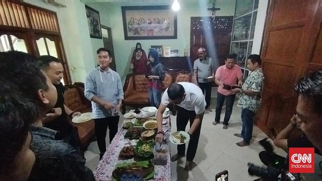 Sandiaga Uno ditemani Gibran saat makan siang di rumah FX Rudy di Solo, Jawa Tengah.