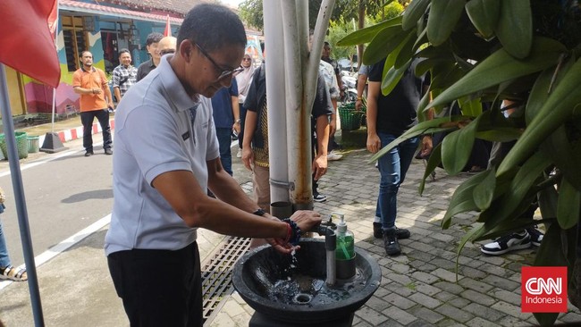 Mengaku tak membahas politik, Sandiaga malah memuji enaknya masakan istri FX Rudy yang dihidangkan untuknya.
