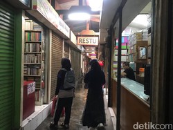 Sepenggal Kesetiaan di Pasar Buku Palasari Bandung