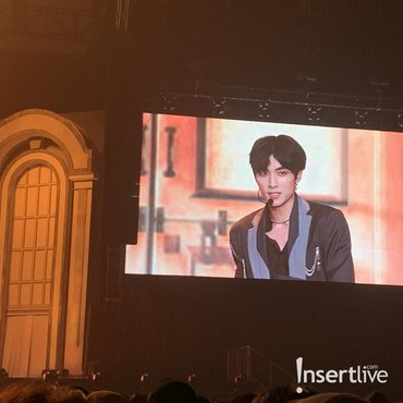 WayV Bongkar Barang Bawaan Xiaojun, Ada Sarung hingga Kue Cubit