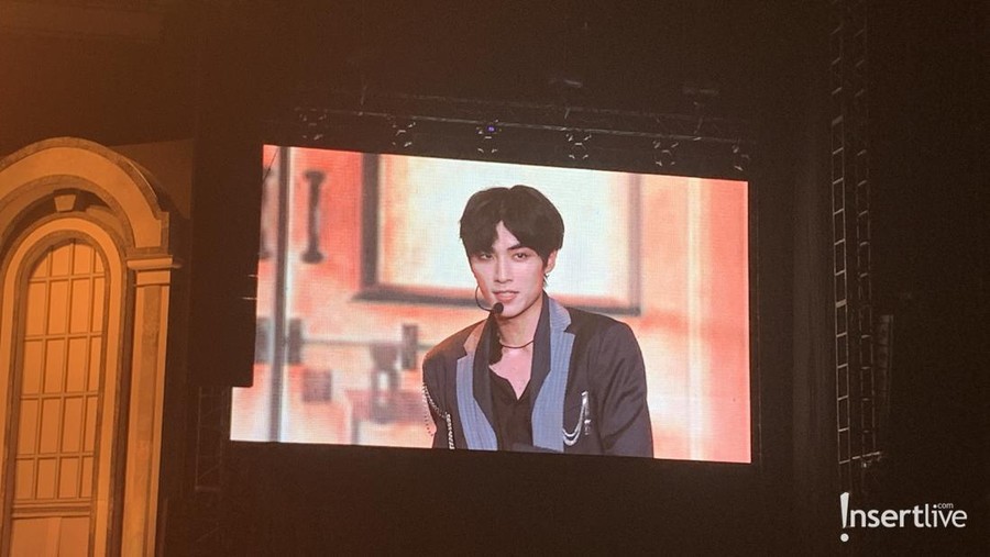 WayV Bongkar Barang Bawaan Xiaojun, Ada Sarung hingga Kue Cubit WayV Bongkar Barang Bawaan Xiaojun, Ada Sarung hingga Kue Cubit