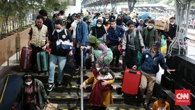 FOTO: 17 Ribu Pemudik Tiba di Stasiun Senen