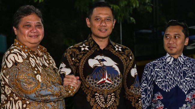 KIB terancam bubar setelah PAN dan PPP tergoda mengusung Ganjar. Arah Golkar masih gamang karena kecilnya elektabilitas Airlangga Hartarto.
