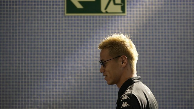 Pelatih Kamboja U-22 Ryu Hirose memberikan reaksi soal gaya busana aneh Keisuke Honda yang viral saat memimpin timnya mengalahkan Timor Leste di SEA Games 2023.