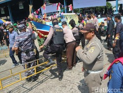Mariahnya Sedekah Laut Juwana Pati, Ada Kirab Kepala Kerbau-Kambing