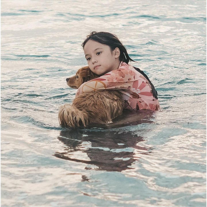 <p>Banyak netizen pun yang juga ikut memuji Gempi terlihat lebih cantik.<em> "Cantik banget deh tanned gini Gem,"</em> ujar akun @crystal****. Dari unggahan tersebut, Gempi memang terlihat senang menghabiskan waktu di pantai dan kolam renang, Bunda. Oleh karena itu, enggak heran jika kulit putihnya menjadi eksotis, ya? (Foto: Instagram @gadiiing)<br /><br /><br /></p>