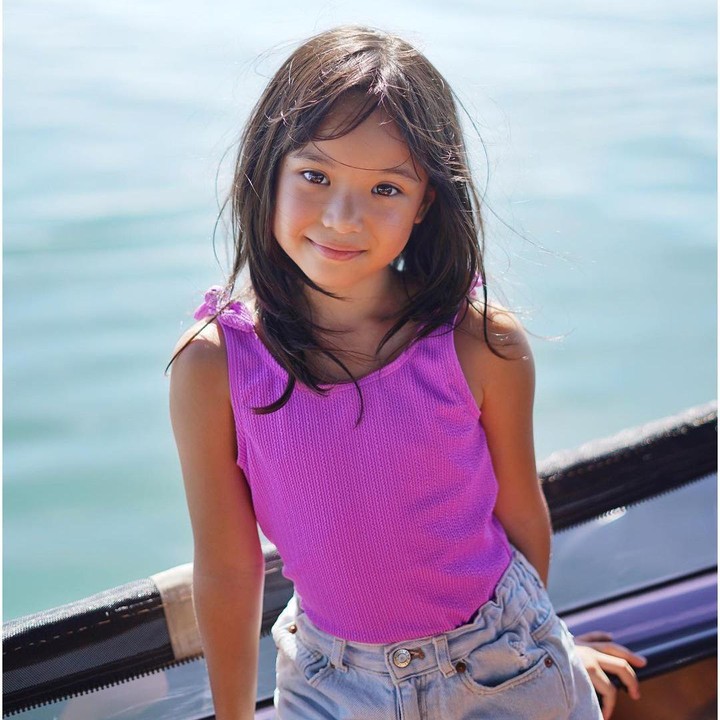 <p>Unggahan terbaru Gading Marten soal foto Gempi membuat ramai kolom komentar Instagramnya. Gading pun menuliskan keterangan foto yang menyebut kulit Gempi menjadi kecokelatan. <em>"The most beautiful girl in the world. Tanned girl,"</em> tulis Gading sebagai keterangan unggahannya. (Foto: Instagram @gadiiing)<br /><br /><br /></p>