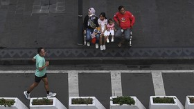 FOTO: Car Free Day Ditiadakan, Warga Tetap Datang ke Bundaran HI