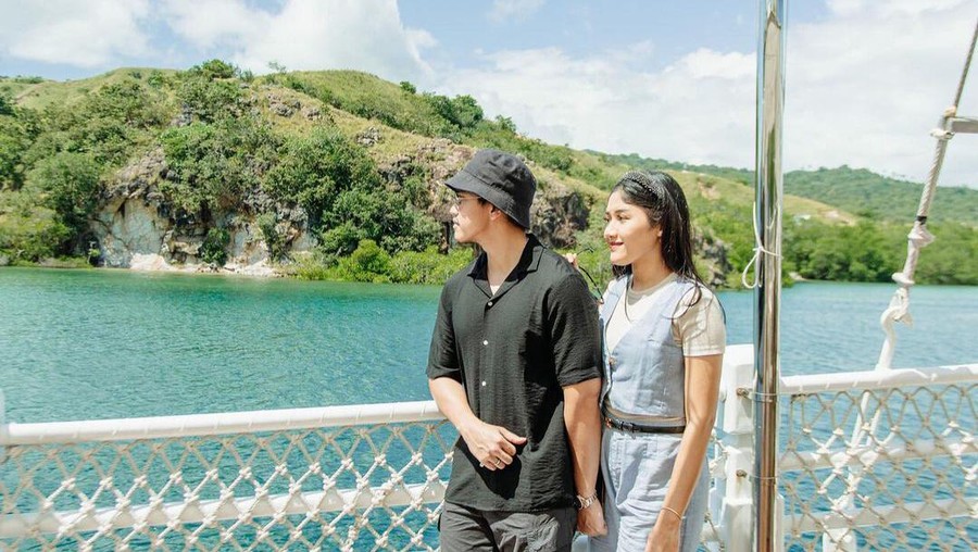 kaesang Kemesraan Kaesang dengan Erina Gudono di Labuan Bojo.