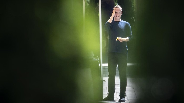 SUN VALLEY, ID - JULY 12: Mark Zuckerberg, chief executive officer of Facebook, applies sunscreen at the annual Allen & Company Sun Valley Conference, July 12, 2019 in Sun Valley, Idaho. Every July, some of the world's most wealthy and powerful businesspeople from the media, finance, and technology spheres converge at the Sun Valley Resort for the exclusive weeklong conference. (Photo by Drew Angerer/Getty Images)