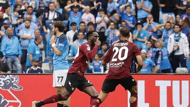 Salernitana berhasil menunda Napoli pesta juara Liga Italia usai kedua tim bermain imbang 1-1 di Stadion Diego Armando Maradona, Minggu (30/4).