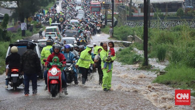 Sebuah mobil terseret banjir bandang yang tiba-tiba menyapu kawasan wisata alam Sungai Sembahe, Sumut, Minggu (30/4) sore.