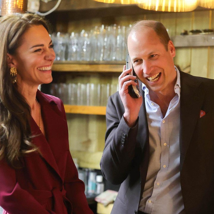 <p>Pasangan yang menikah 29 April 2011 di Westminster Abbey, London ini memulai perjalanan cinta ketika mereka masih menjadi mahasiswa di St. Andrews University. Dahulu, ada momen ketika Kate Middleton sering membantu Pangeran William kabur dari fans wanita saat kuliah. (Foto: Instagram @princeandprincessofwales)<br /><br /><br /></p>