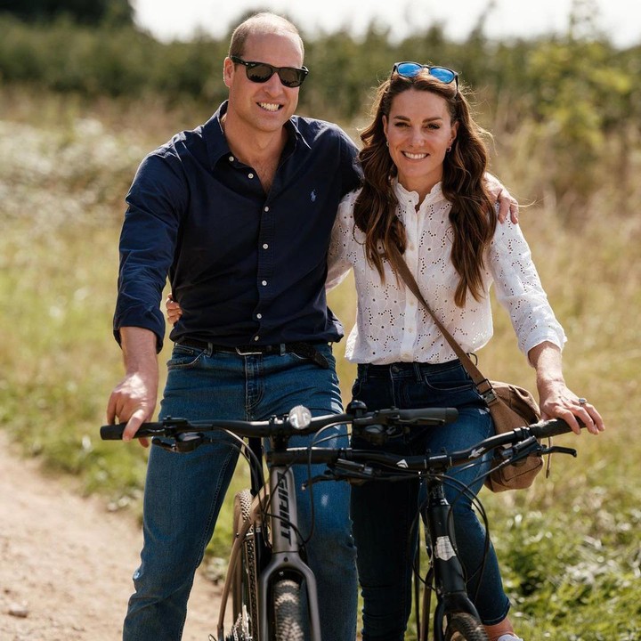 <p>Pangeran William dan Kate Middleton memperingati <em>wedding anniversary</em> ke-12, Bunda. Di momen spesial ini, mereka mengunggah foto terbaru dengan <em>caption</em> manis. <em>"12 years </em>(12 tahun)<em>,"</em> tulis akun @princeandprincessofwales sambil menyisipkan emotikon hati berwarna merah. (Foto: Instagram @princeandprincessofwales)<br /><br /><br /></p>