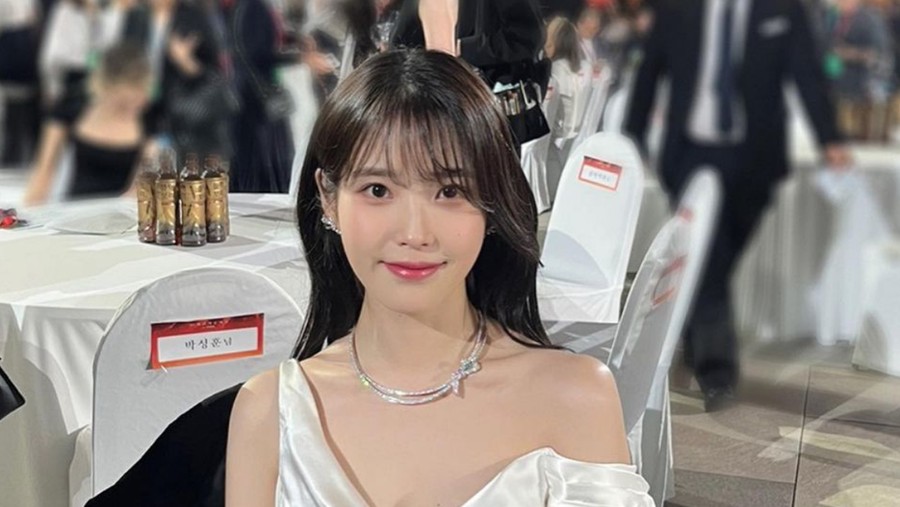 Penampilan IU di Baeksang Awards 2023 Penampilan IU di Baeksang Awards 2023.