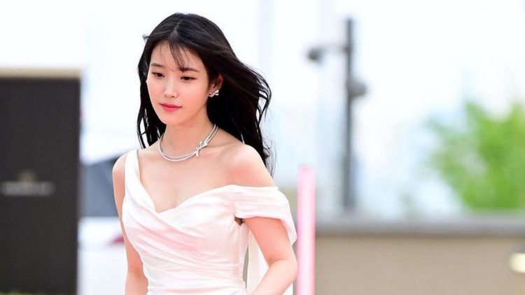 Penampilan IU di Baeksang Awards 2023.