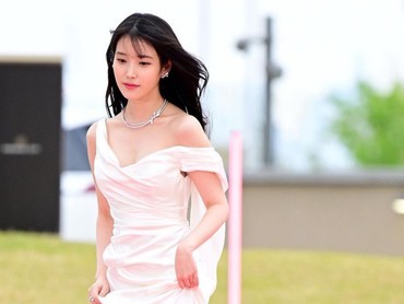 img-title Candaan Park Seo Joon Usai Dikirimi IU Hadiah: Udah Gajian Ya