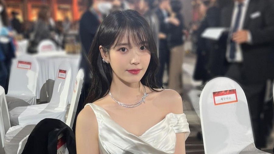 Penampilan IU di Baeksang Awards 2023.