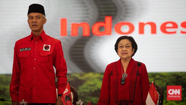 Ketua Umum partainya, Megawati Soekarnoputri disambut Ganjar Pranowo saat tiba di arena Rakernas IV PDIP. Tampak hadir Sandiaga hingga Mahfud MD.
