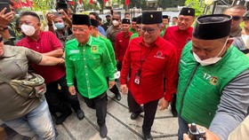 Jalan Kaki Tiba di DPP PDIP, Rombongan PPP Disambut Mega dan Ganjar