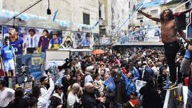 FOTO: Fans Napoli Turun ke Jalan Jelang Pesta Juara Liga Italia