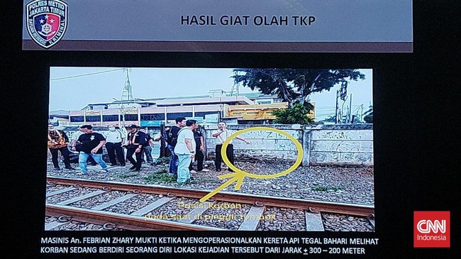 Masinis menjelaskan detik-detik Kasat Narkoba Polres Metro Jakarta Timur AKBP Buddy Alfrits Towoliu tewas di rel Jatinegara.