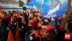 FOTO: Puluhan Ribu Buruh Gelar Aksi Saat May Day di Jakarta