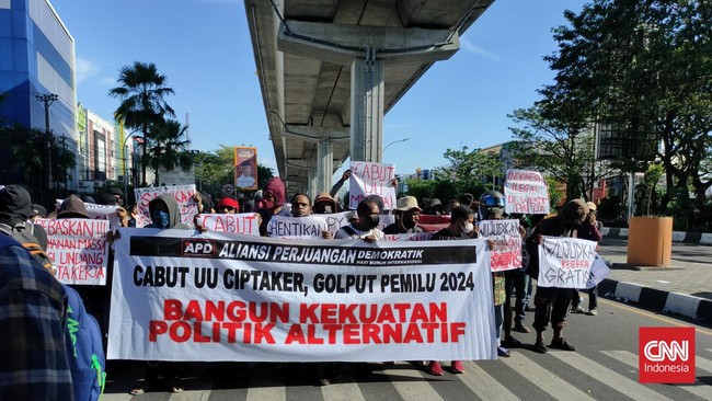 Aksi mahasiswa Papua dalam peringatan Hari Buruh di Makassar dibubarkan polisi. Lima orang ditangkap karena diduga sebagai provokator.