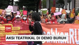VIDEO: Aksi Teatrikal PRT Bawa Peralatan Rumah Tangga di Demo Buruh