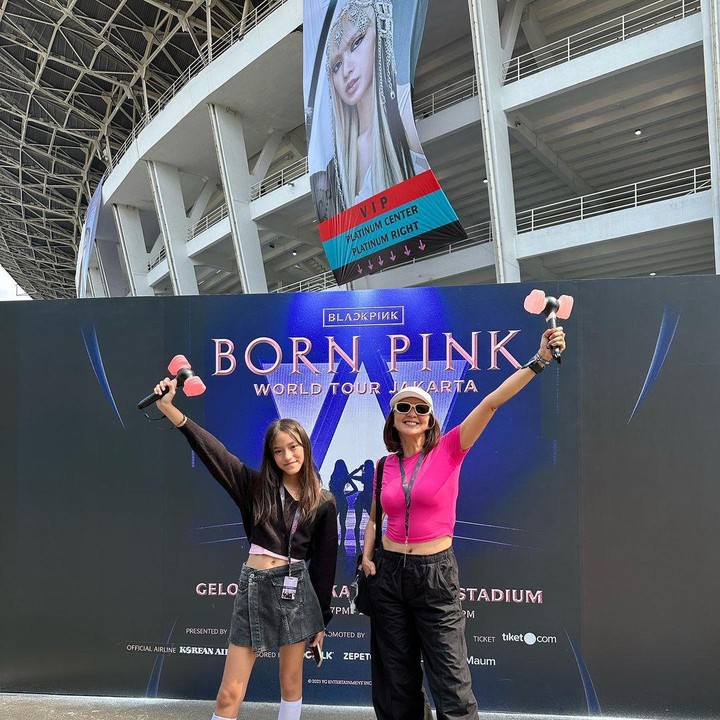 <p>Seperti kebanyakan anak remaja, Sabrina juga ternyata menyukai K-Pop, Bunda. Hal ini terlihat saat dirinya dan sang Bunda ikut menghadiri konser BLACKPINK beberapa waktu lalu. (Foto: Instagram @sabrinasinathrya/ @darius_sinathrya/ @dagnesia)</p>