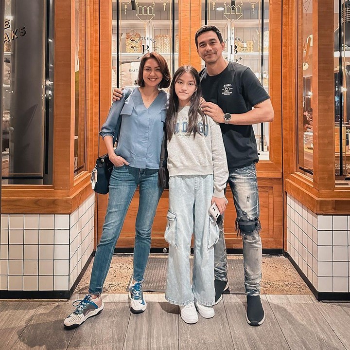 <p>Seperti kedua kakaknya, kehidupan Sabrina jauh dari sorotan media. Ia lebih banyak menghabiskan waktu bersama teman dan keluarga. (Foto: Instagram @sabrinasinathrya/ @darius_sinathrya/ @dagnesia)</p>