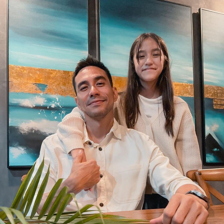 <p>Saat ini, Sabrina menjadi yang paling dekat dengan orang tuanya karena kedua kakaknya tengah menimba pelatihan sepakbola di luar negeri. Sabrina yang kini sudah beranjak remaja diberikan kepercayaan oleh Donna dan Darius untuk memiliki akun media sosial, di mana ia kerap mengunggah aktivitasnya sehari-hari. (Foto: Instagram @sabrinasinathrya/@darius_sinathrya/@dagnesia)</p>