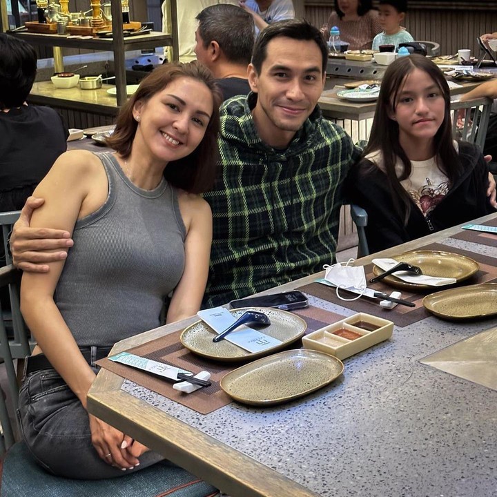 <p>Anak bungsu pasangan artis Donna Agnesia dan Darius Sinathrya, Quienesha Sabrina Sinathrya, genap berusia 12 tahun pada 1 Mei 2023. Donna dan Darius membuat kejutan ulang tahun untuk putrinya itu, Bunda. (Foto: Instagram @sabrinasinathrya/ @darius_sinathrya/ @dagnesia)</p>