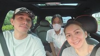 <p>Donna dan Darius mengaku tak menyangka anak bungsunya ini sudah masuk usia remaja. Keduanya berharap Sabrina bisa tumbuh menjadi anak yang baik. (Foto: Instagram @sabrinasinathrya/ @darius_sinathrya/ @dagnesia)</p>