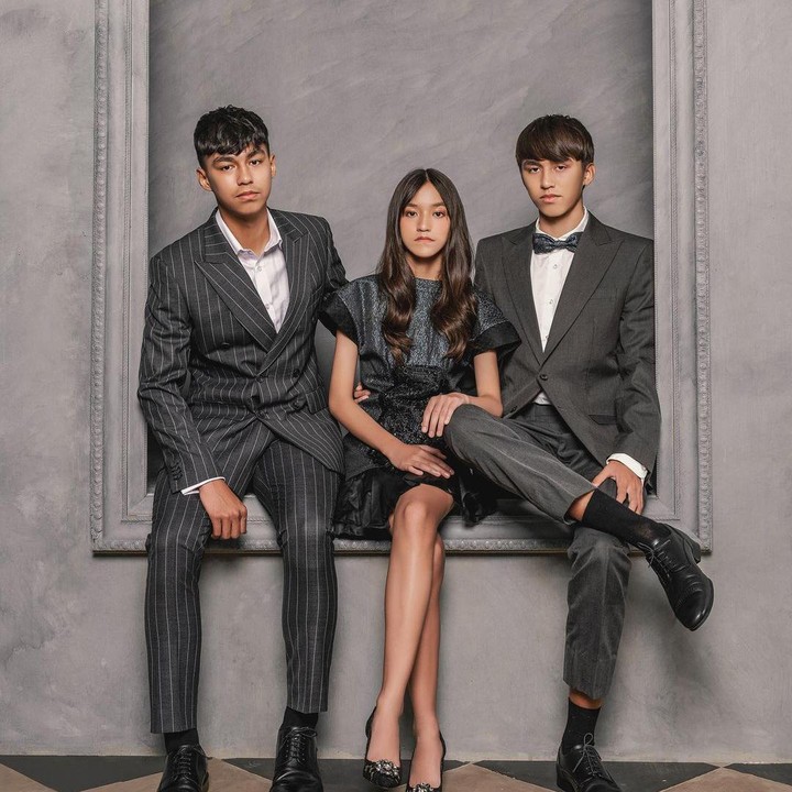 <p>Sabrina kini tumbuh menjadi anak yang cantik. Banyak netizen salah fokus dengan penampilan Sabrina yang tinggi dan disebut mirip model. (Foto: Instagram @sabrinasinathrya/ @darius_sinathrya/ @dagnesia)</p>