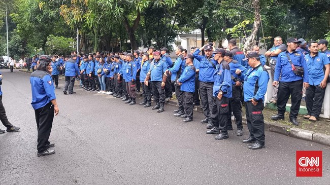 Calon presiden Ganjar Pranowo menyempatkan diri bertatap muka dengan massa usai bertemu dengan belasan petinggi organisasi buruh.