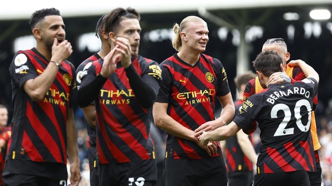Manchester City sukses mengudeta puncak klasemen Liga Inggris yang cukup lama diduduki Arsenal.